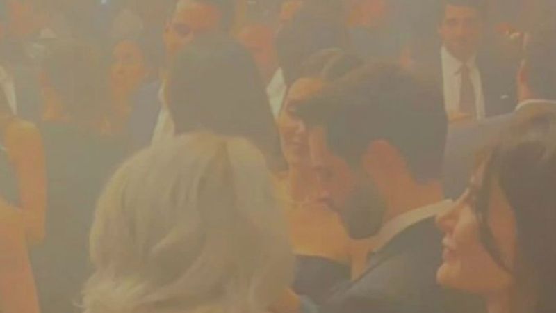 Hande Erçel ile Arzu Sabancı karşılıklı dans etti