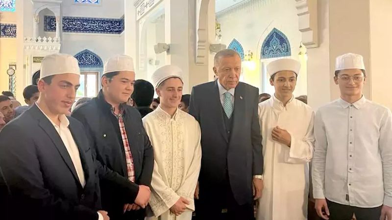 Diyanet'ten anlamlı 19 Mayıs kutlaması: Tüm Camiilerde Cuma namazını İmam Hatip Liseli gençler kıldırdı