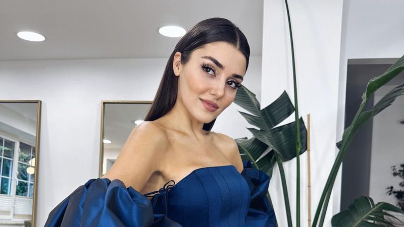 Hande Erçel beyaz mayosuyla poz verdi