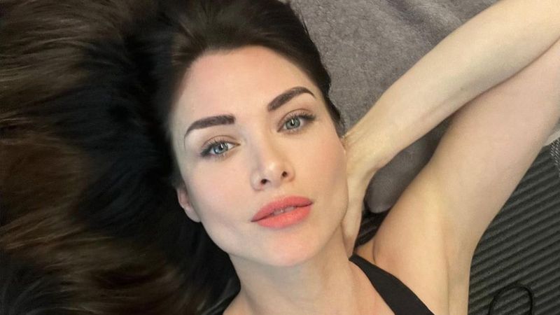 Nefise Karatay havuz başında poz verdi