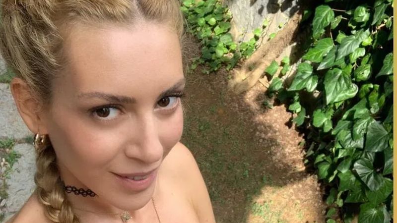 Sinem Kobal, beyaz mini elbisesiyle poz verdi