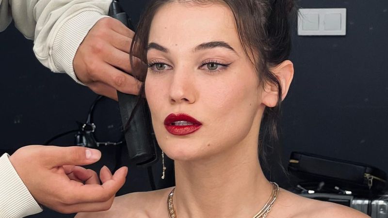 Pınar Deniz transparan büstiyer giydi