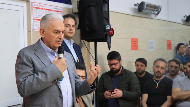 Binali Yıldırım fabrika çalışanlarıyla bir araya geldi