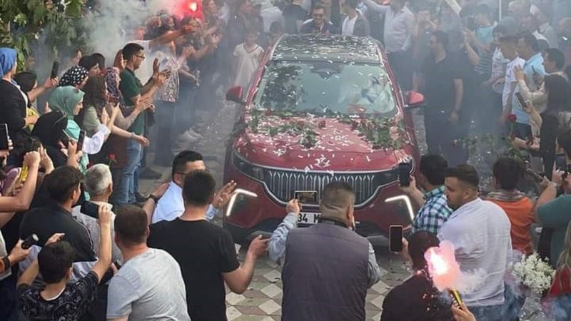 Manisa'da Togg izdihamı! Çiçeklerle karşılandı