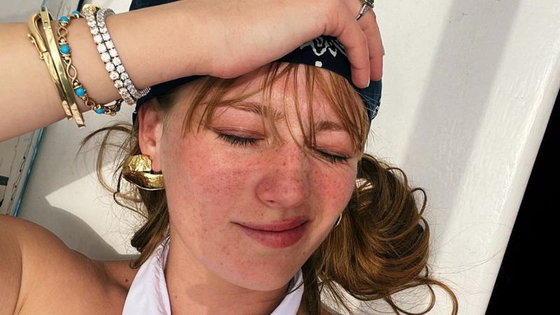 Gizem Karaca'dan bikinili poz