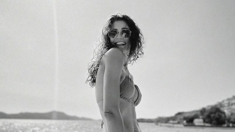 Özge Özpirinçci ve Berrak Tüzünataç tatilde