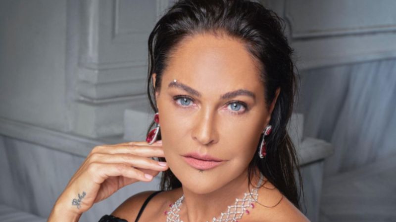 Sezonu açtı! Hülya Avşar beyaz bikinisiyle sörf tahtasına çıktı