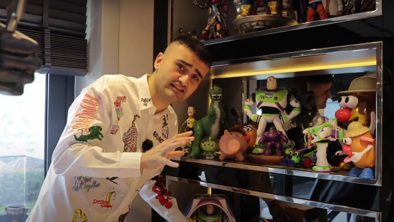 CZN Burak evini gezdirdi! Adeta oyuncak müzesi...