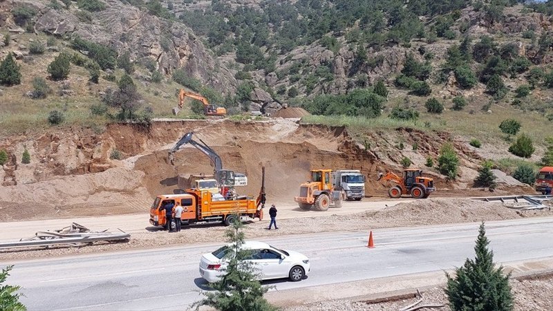 Afyonkarahisar-Denizli kara yolunda heyelan nedeniyle ulaşım tek şeritten sağlanıyor