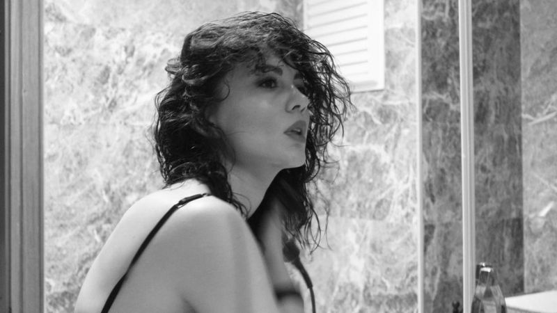 Burcu Özberk'ten duş sonrası paylaşım