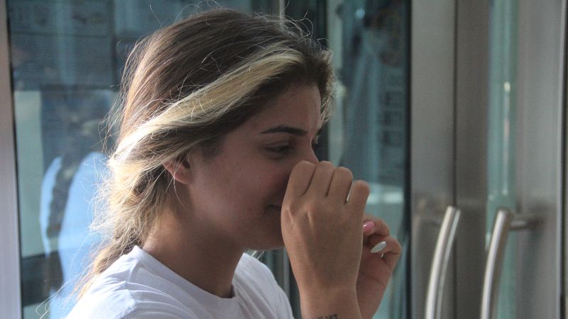 Hatay'da sınav öncesinde piercingini çıkartmaya çalışan genç kız zor anlar yaşadı