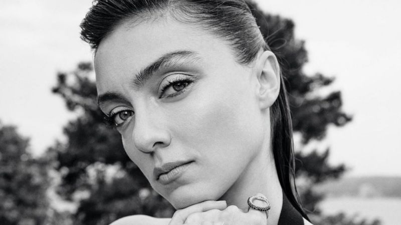 Merve Dizdar minisiyle poz verdi