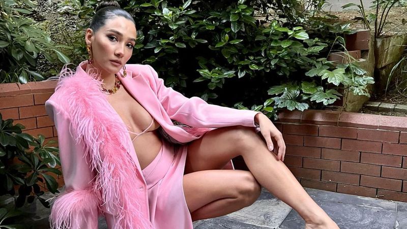 Aybüke Pusat, transparan tarzıyla büyüledi