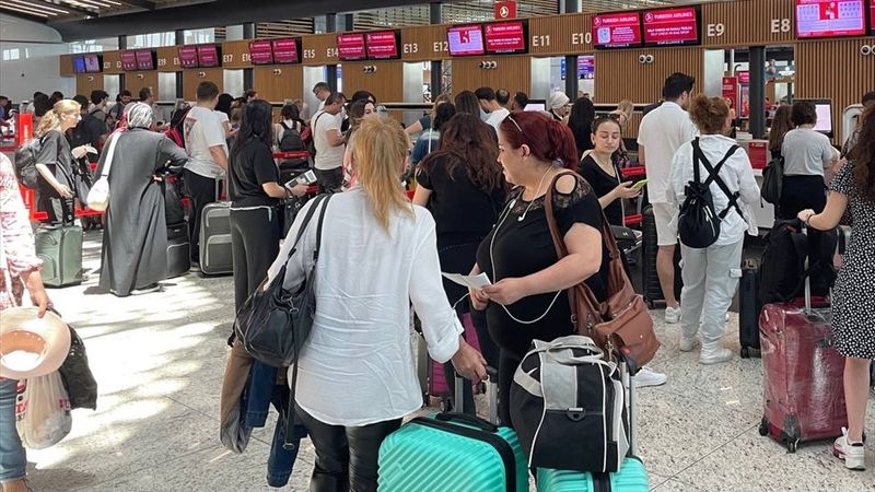 İstanbul Havalimanı'ndan bugün 251 bin 737 yolcu seyahat edecek