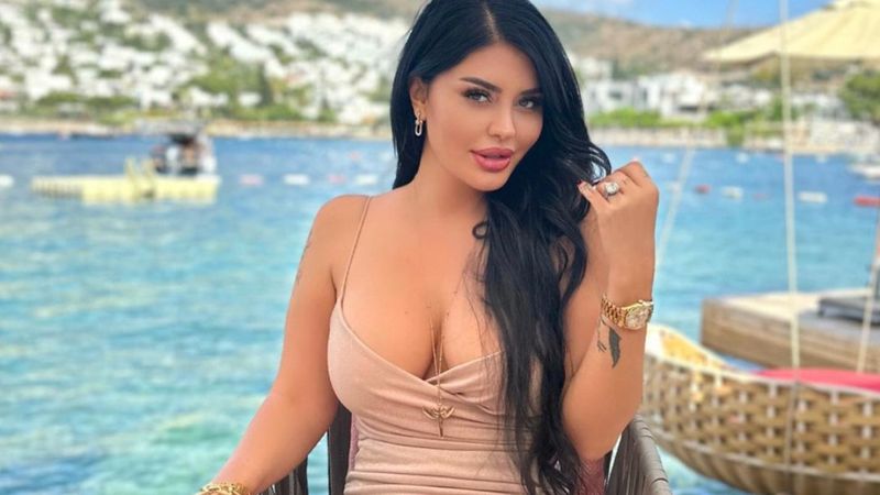 Ebru Polat, süper minisiyle poz verdi