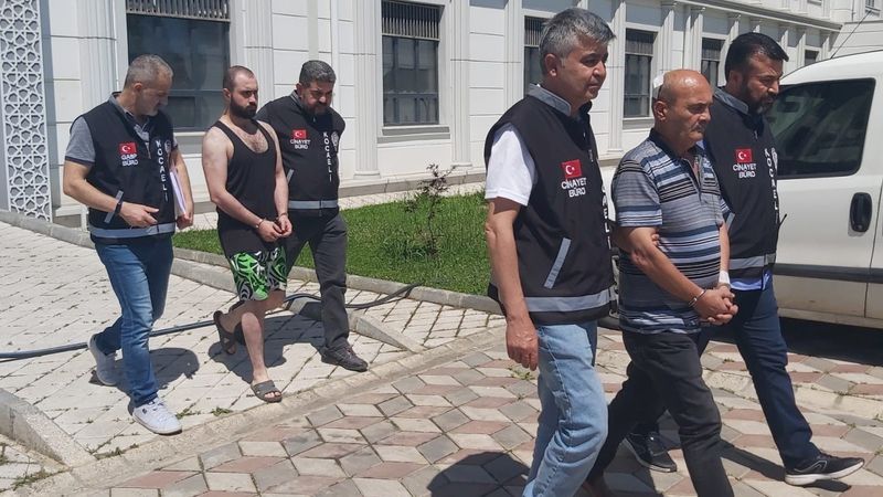 Kocaeli'de tartıştıkları komşularını baltayla ağır yaralayan baba ve oğul tutuklandı