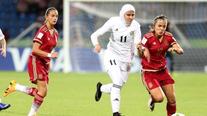 Fransa'da mahkeme, başörtüsü yasağını onadı