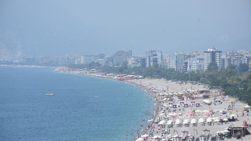 Antalya sahillerinde yoğunluk yaşanıyor: Turistler akın etti
