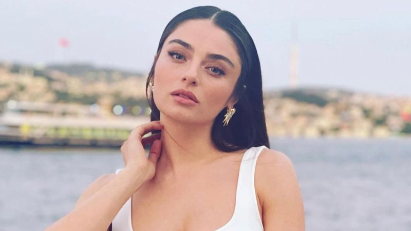 Ayça Ayşin Turan bornozlu paylaşımıyla yaktı geçti! “Bu ne güzellik Ayça Hanım”