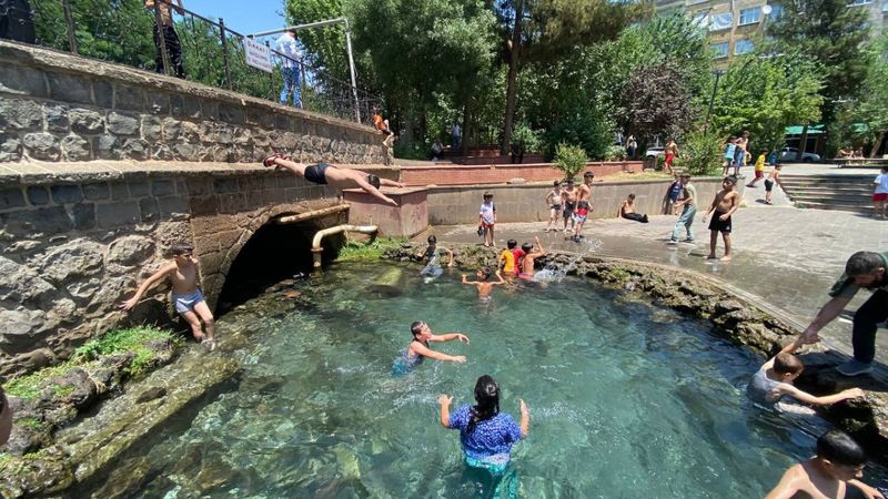 Diyarbakır’da termometreler 44 dereceyi gösterdi: Çocuklar havuzlara akın etti