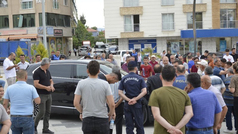 Burdur'da siyah renkli Togg vatandaşların yoğun ilgisini aldı