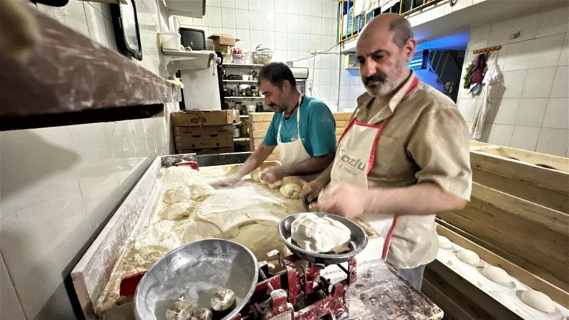Elazığ'da fırıncılar sıcak havayla soğuk suyla önlüklerini ıslatarak başa çıkıyor