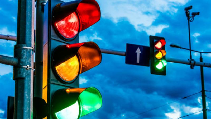 Sır perdesi aralandı: Trafik ışıklarının kırmızı, sarı ve yeşil olma sebebi…