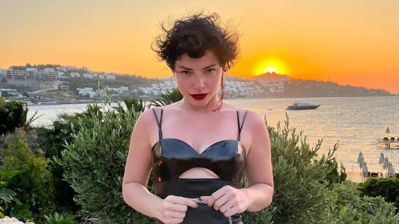 Merve Boluğur çocuk havuzunda