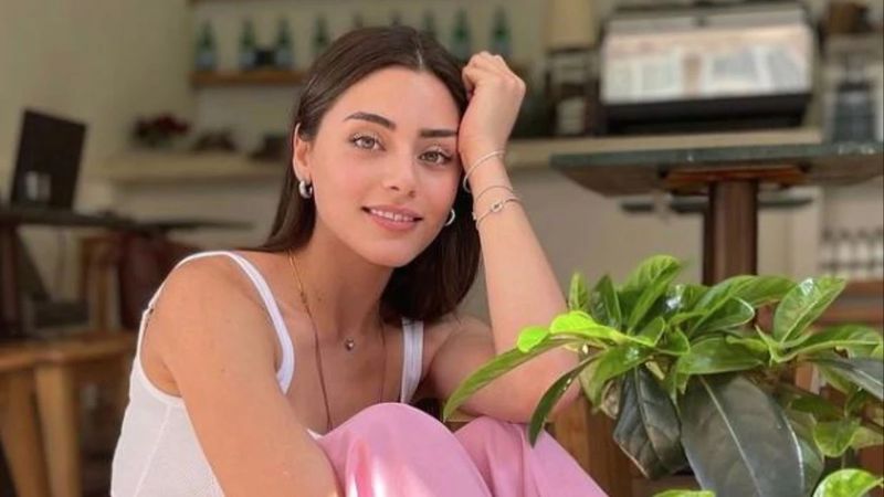 Sıla Türkoğlu'ndan gün batımına karşı dekolteli pozlar! 