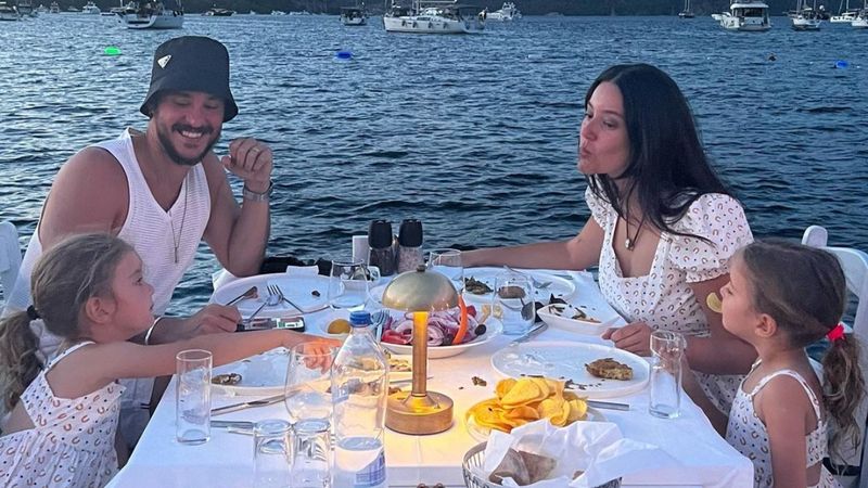 Pelin Akil, ailesiyle teknede