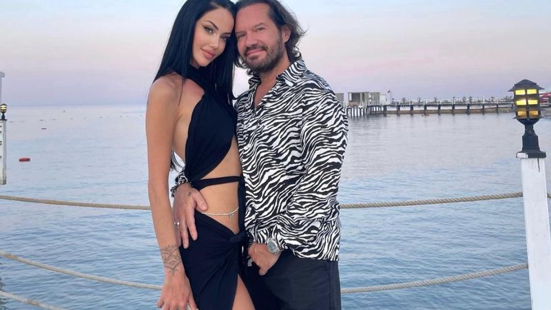 Ozan Doğulu, kızları ve sevgilisiyle poz verdi