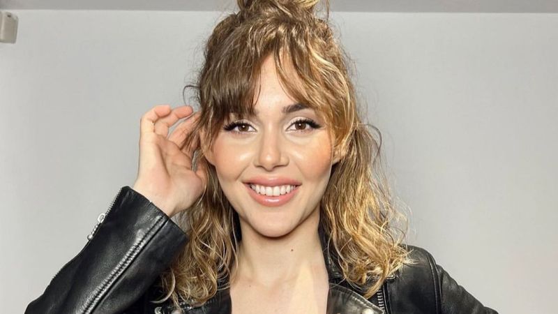 Eser Yenenler’in güzeller güzeli eşi Berfu Yenenler’den bikinili pozlar! “İki çocukla böyle fizik...