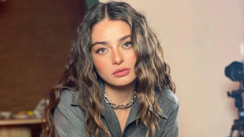 Ayşe Ayçin Turan cesur bikinisiyle kayalıklara uzandı, takipçilerinden yorum yağdı! 