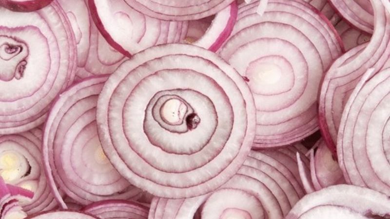 Hiç burun kıvırmayın! Enseye soğan dilimi koymak öyle bir faydalı ki...