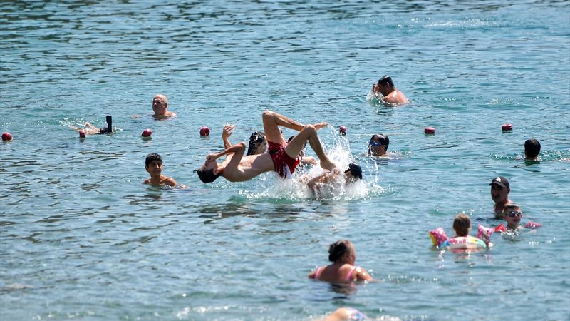 Sıcaklık 44 derece! Antalya'da denizler doldu taştı