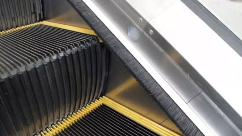 Duyan şaşırıyor! Yürüyen merdivenlerdeki fırçalar bakın ne işe yarıyormuş...