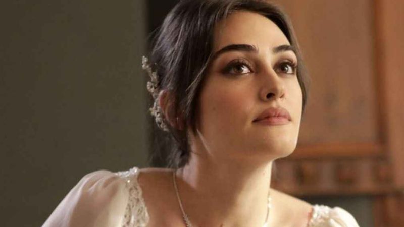 Esra Bilgiç sırt dekolteli pozlarıyla Instagram'ı salladı! 'Eşsiz güzellik'