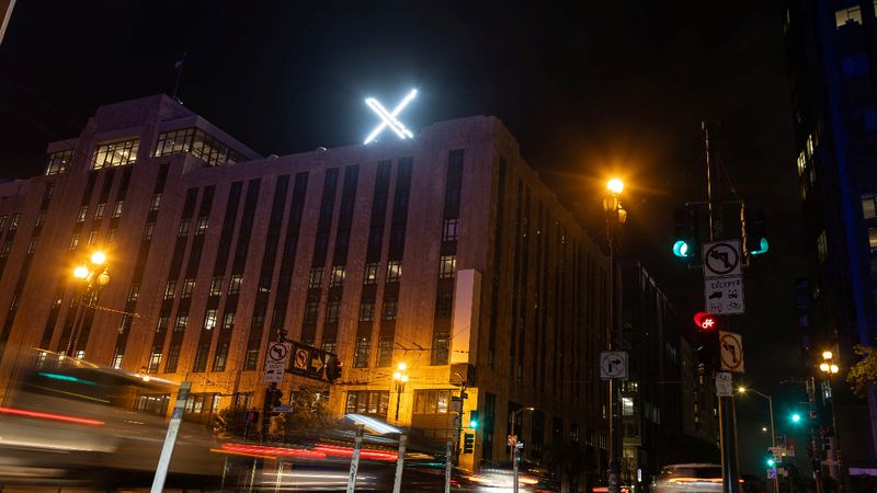 Twitter binasının parlayan X'i bölge halkını rahatsız ediyor