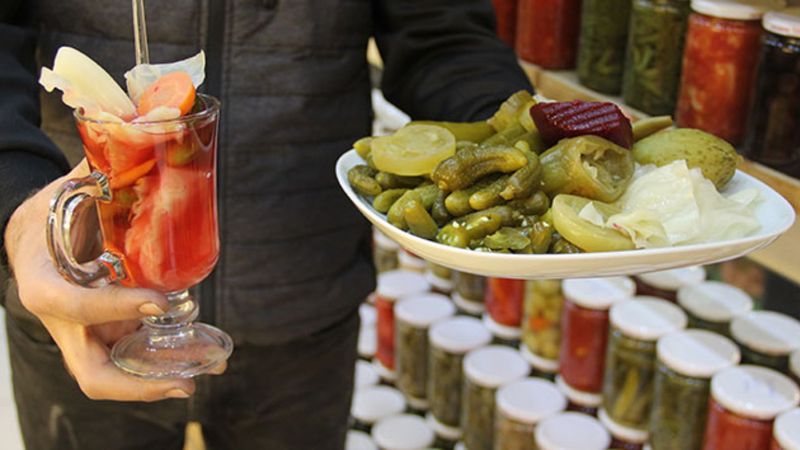 İçerisinde büyük bir şifa gizli! Her gün bir bardak turşu suyu içtiğinizde...