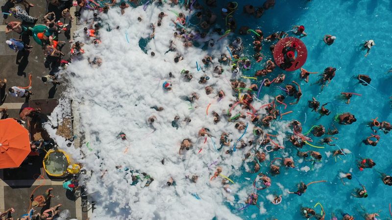 Antalya'da nem oranı yüzde 85'e çıktı: Turistler havuzda serinledi