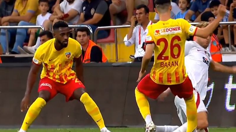 Kayserispor'un Barış Alper Yılmaz için kırmızı kart beklediği pozisyon