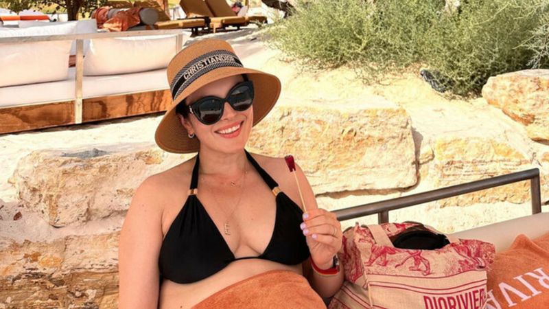 Hamile Ezgi Mola'dan bikinili poz: Bakın bağdaş kurabiliyorum