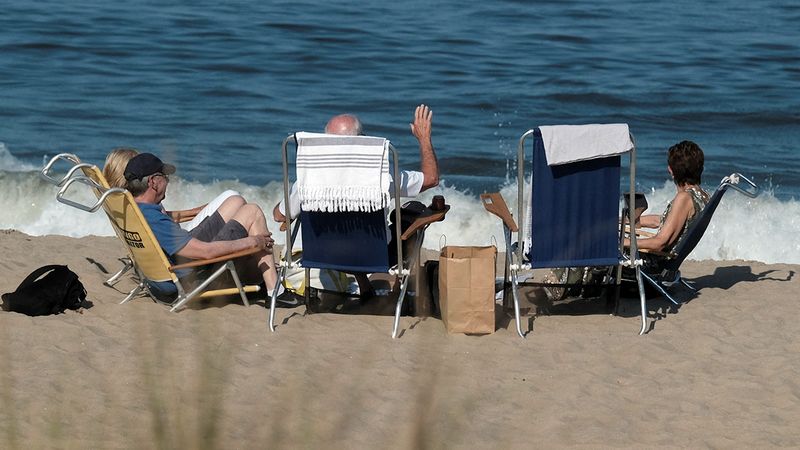 ABD Başkanı Biden, Hawaii yanarken plajda objektiflere yansıdı