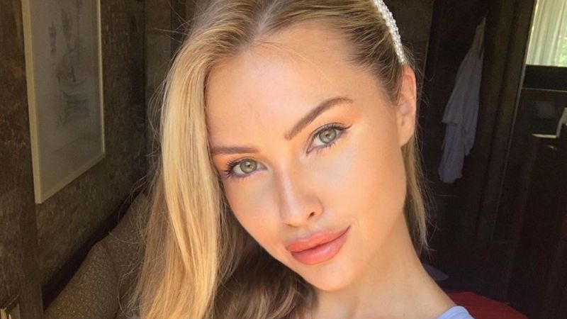 Chloe Loughnan cesur pozlarıyla nefes kesti! 