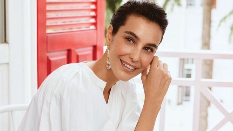 49'luk Arzum Onan'dan bornozlu paylaşım! Duştan sonra kamera karşısına geçti...