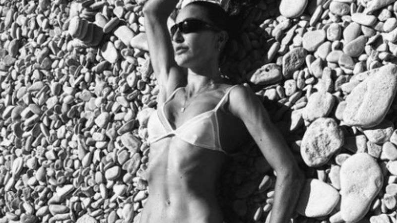 Ece Sükan beyaz bikinisiyle taşların üzerine uzandı! Yorum butonu çöktü: 