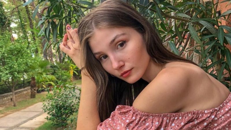 İlayda Akdoğan yatağa uzanıp müstehcen pozlar verdi! Nejat İşler'le öpüşme sahnesi olay: 