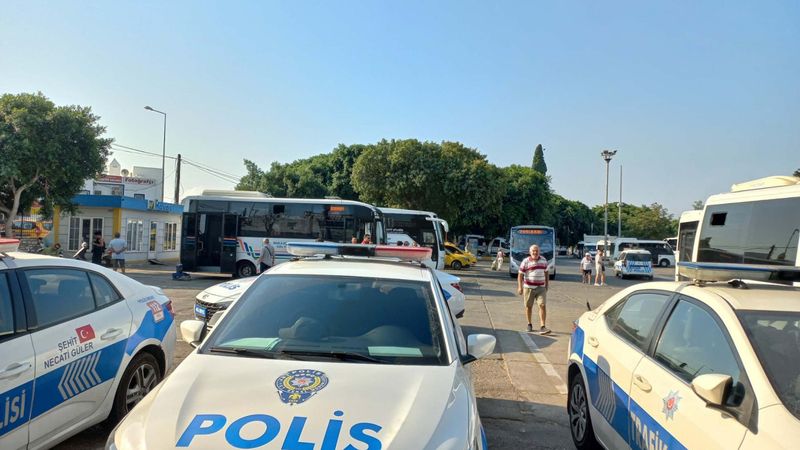 Muğla'da polis ekibi kavgayı ayırmaya çalışırken bıçaklandı