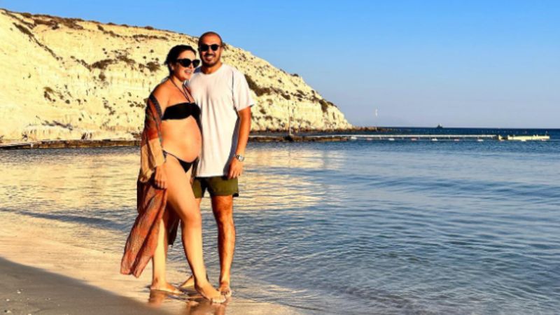 Mustafa Aksakallı ile Ezgi Mola'dan yeni tatil pozları