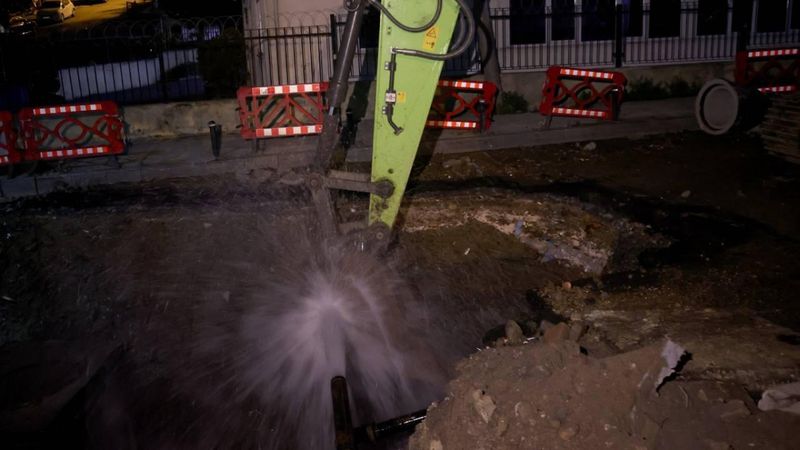 İstanbul Şişli'de İSKİ'nin çalışması sırasında su borusu patladı